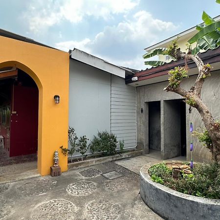 Baan Ma Feung Guesthouse Kanchanaburi Esterno foto