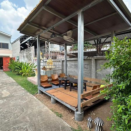 Baan Ma Feung Guesthouse Kanchanaburi Esterno foto