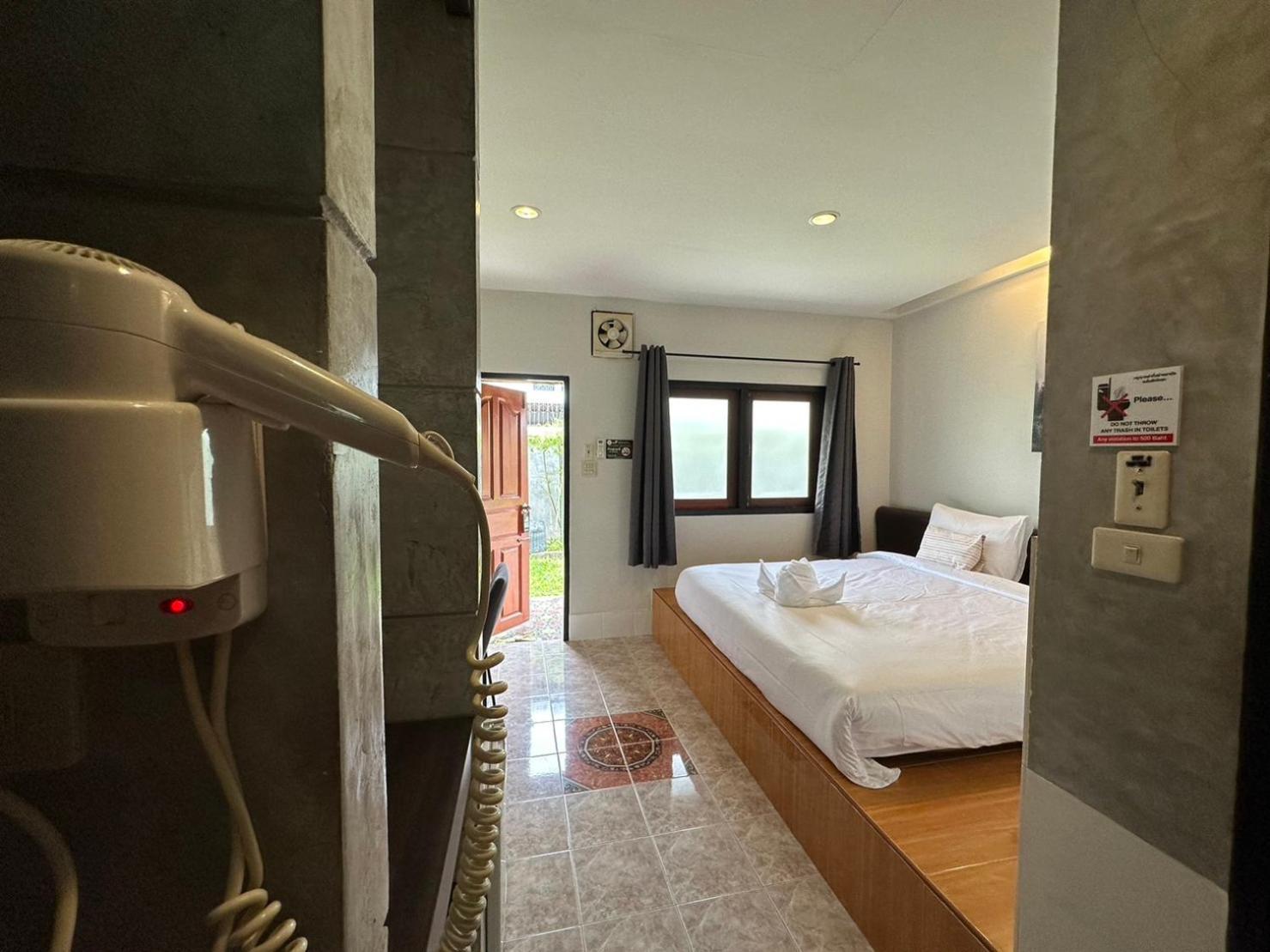 Baan Ma Feung Guesthouse Kanchanaburi Esterno foto