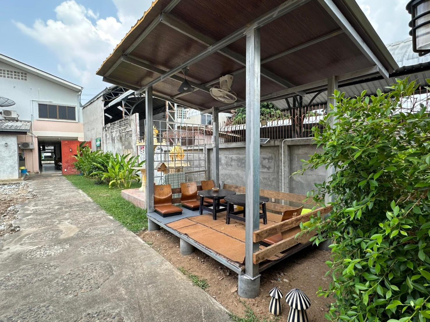 Baan Ma Feung Guesthouse Kanchanaburi Esterno foto