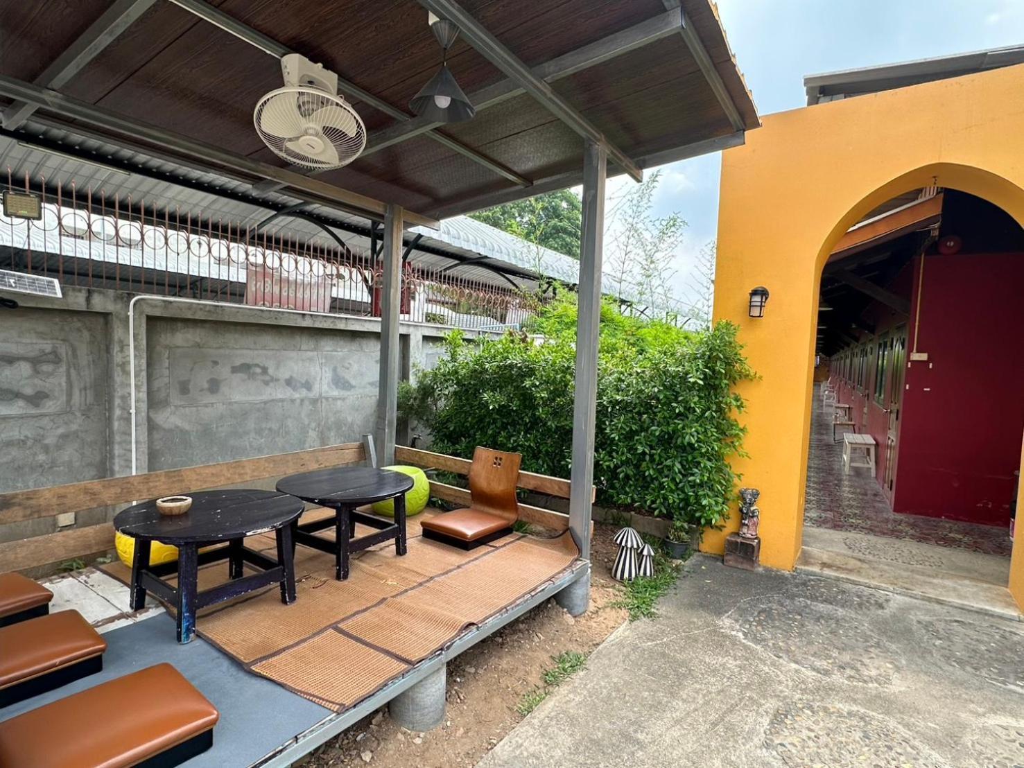 Baan Ma Feung Guesthouse Kanchanaburi Esterno foto