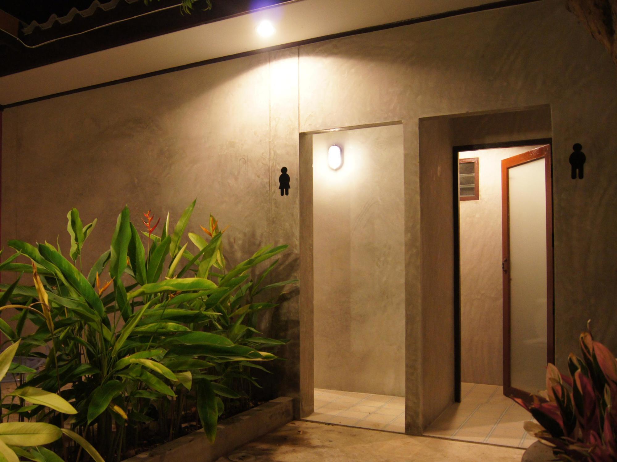 Baan Ma Feung Guesthouse Kanchanaburi Esterno foto