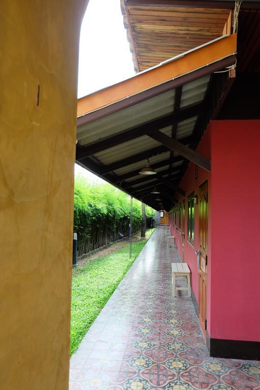 Baan Ma Feung Guesthouse Kanchanaburi Esterno foto