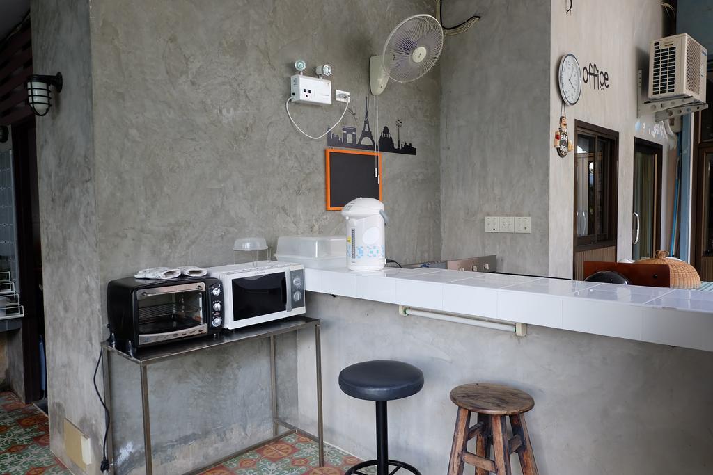 Baan Ma Feung Guesthouse Kanchanaburi Esterno foto