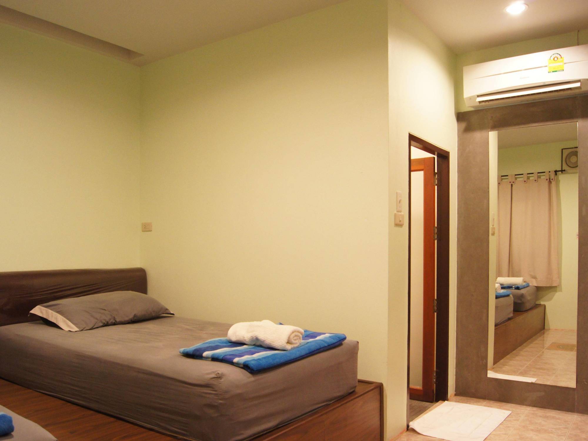 Baan Ma Feung Guesthouse Kanchanaburi Esterno foto