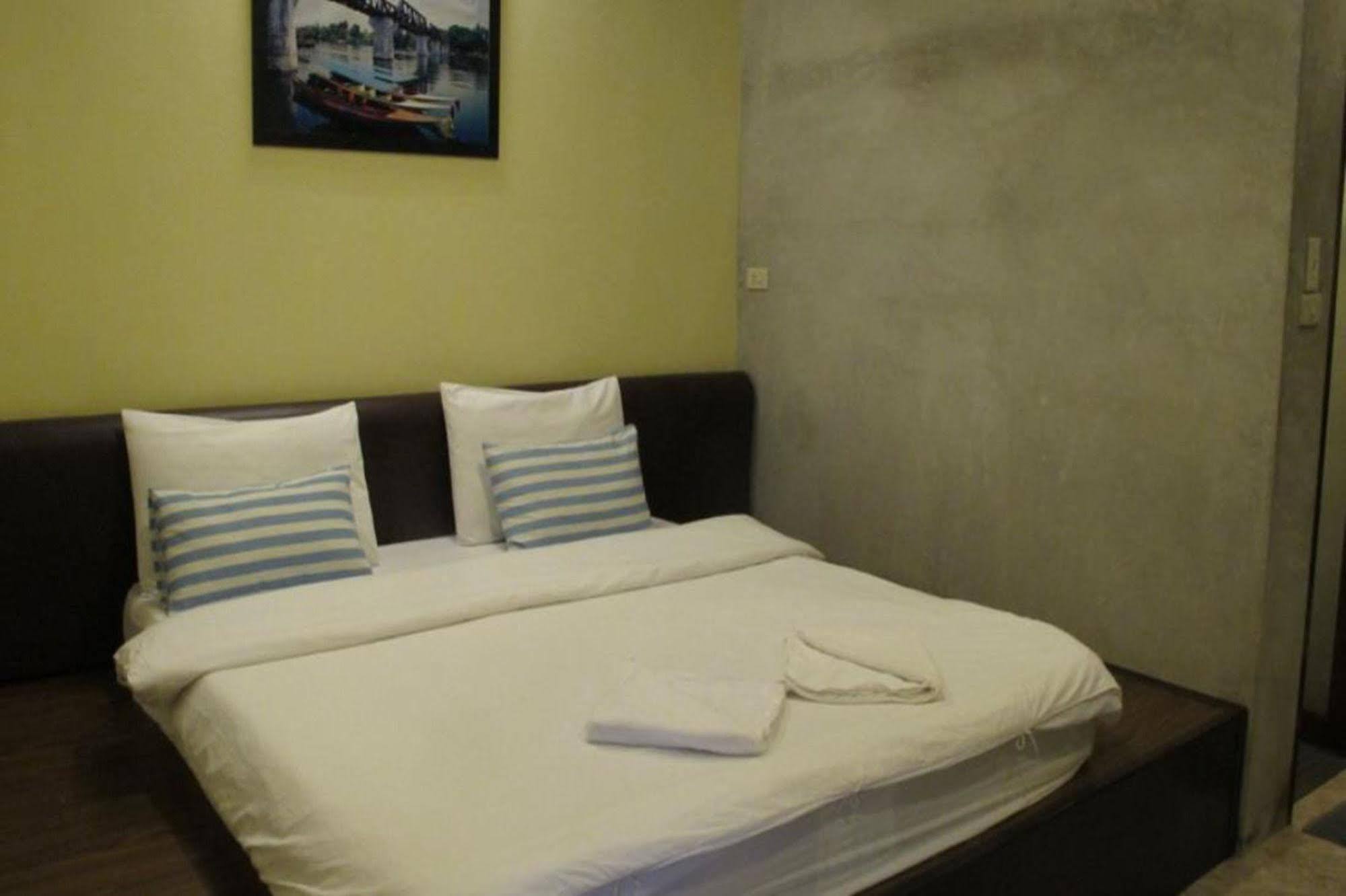 Baan Ma Feung Guesthouse Kanchanaburi Esterno foto