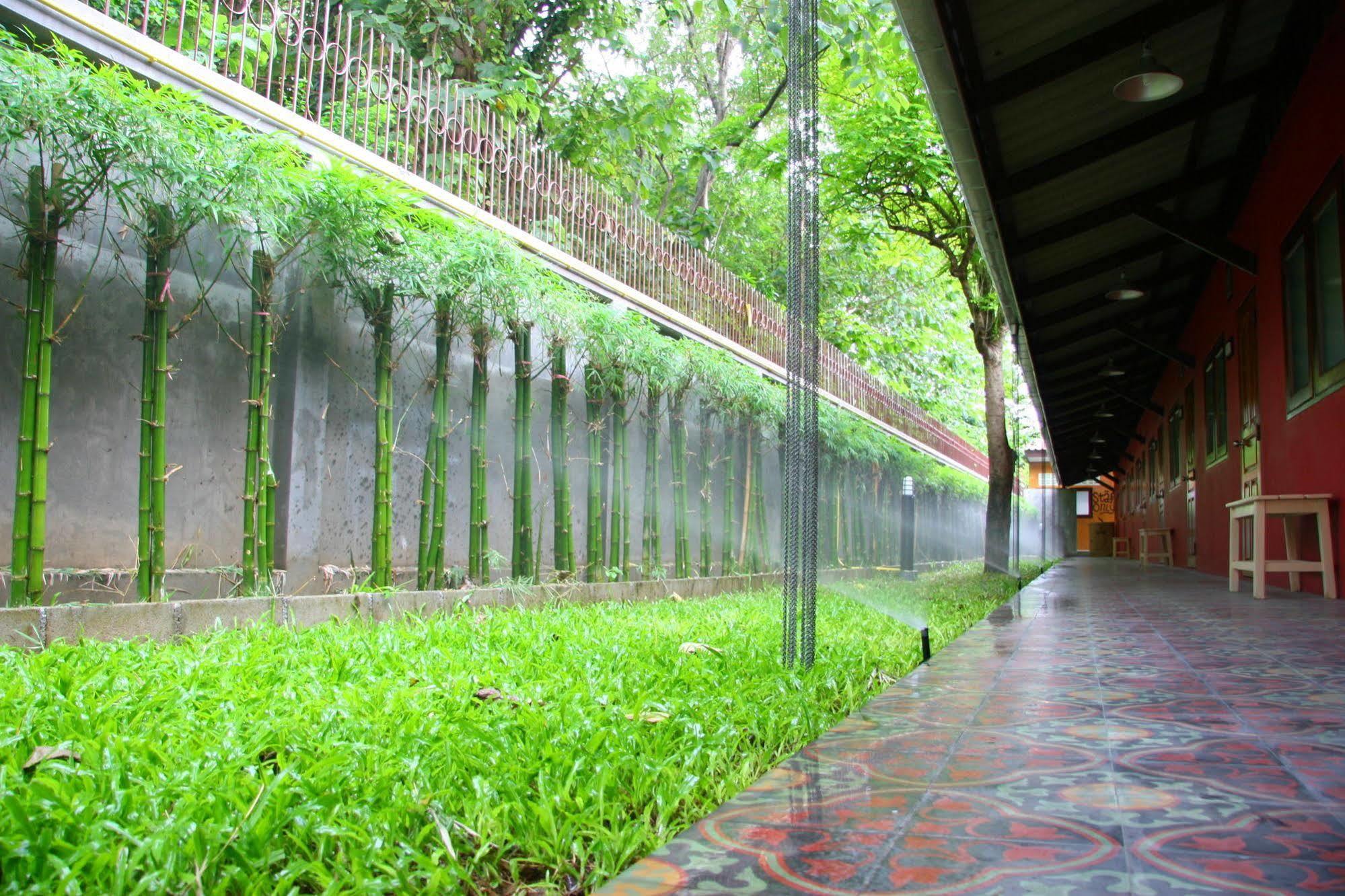 Baan Ma Feung Guesthouse Kanchanaburi Esterno foto