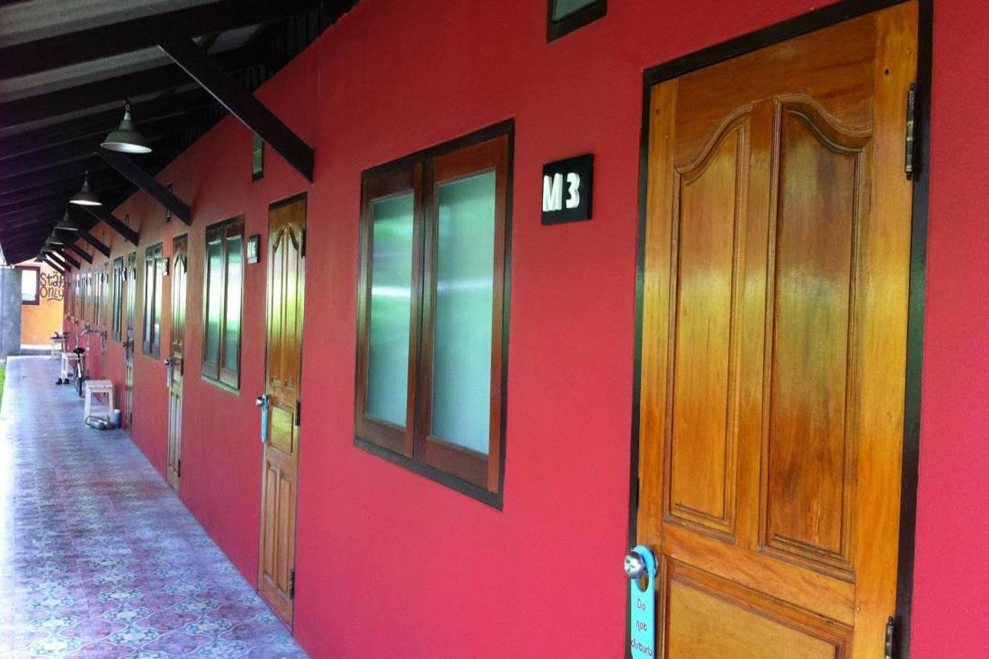 Baan Ma Feung Guesthouse Kanchanaburi Esterno foto