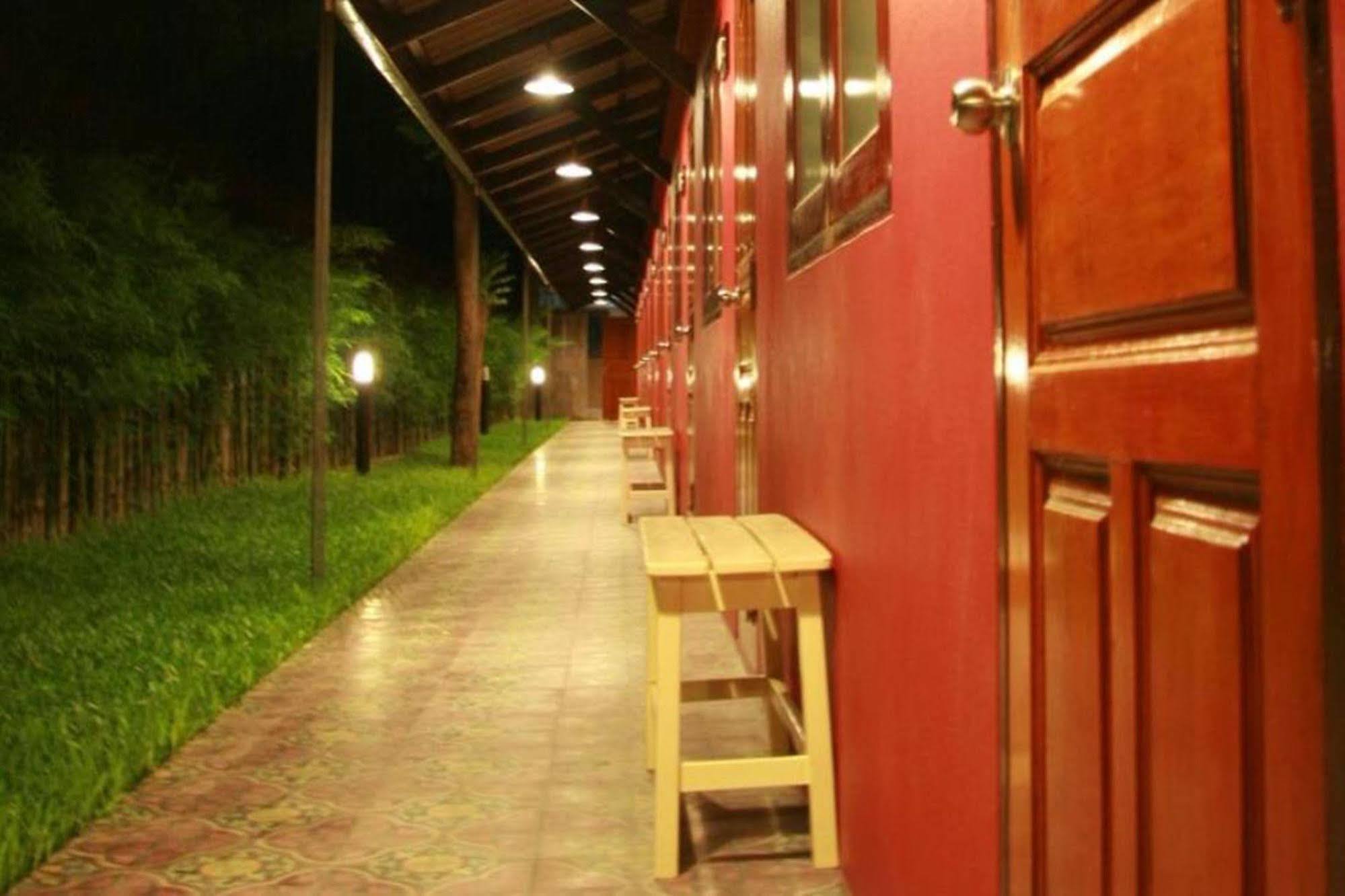 Baan Ma Feung Guesthouse Kanchanaburi Esterno foto